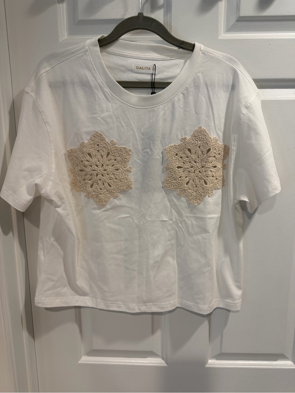 NWT Galita White T-shirt w Beige Crochet Appliqués Sz L
